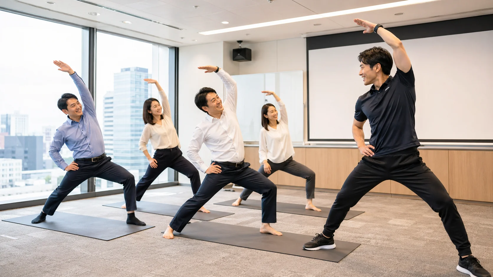オフィスの会議室で社員数名がトレーナーと運動しているシーン