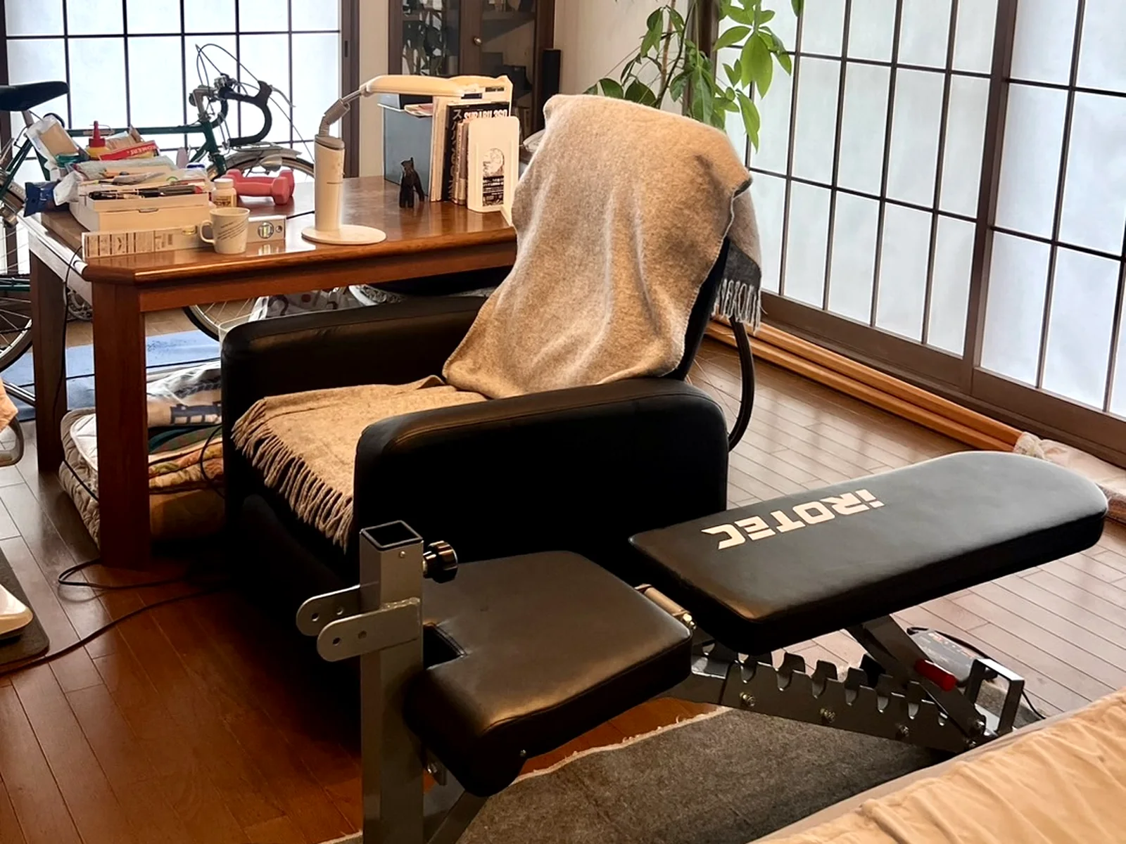 戸建て住宅の居室の一角に設置したアジャスタブルベンチとプリーチャーカール台