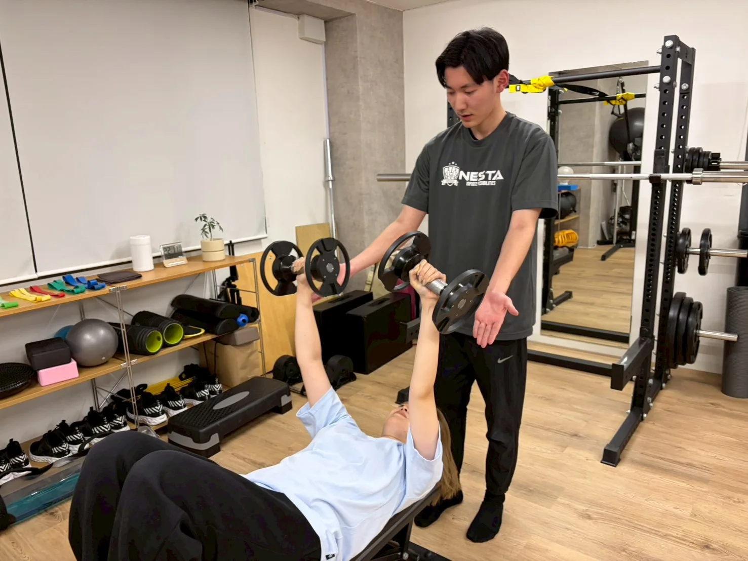 法人向けにも使える姿勢改善トレーニングの指導シーン