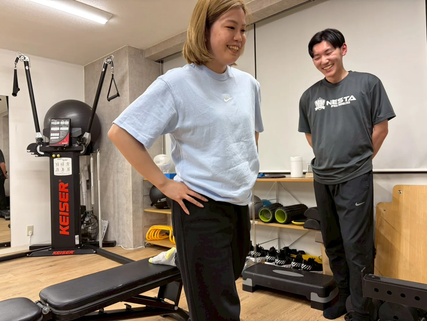 自重トレーニングをトレーナーが見守る様子