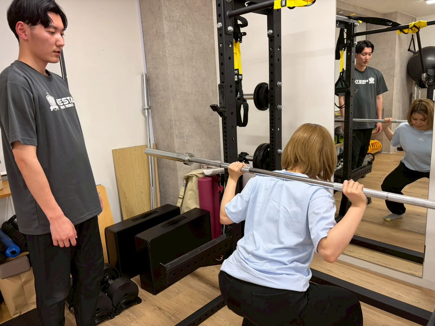 出張パーソナルトレーニングで体幹トレーニングを見守る様子