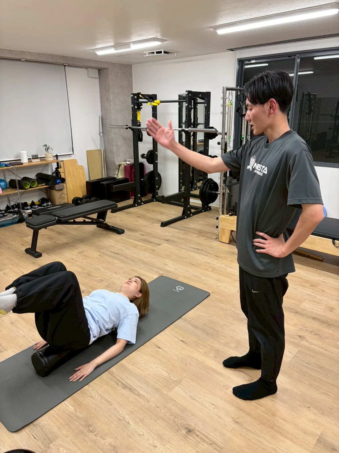 ダンベルプレスを補助している様子