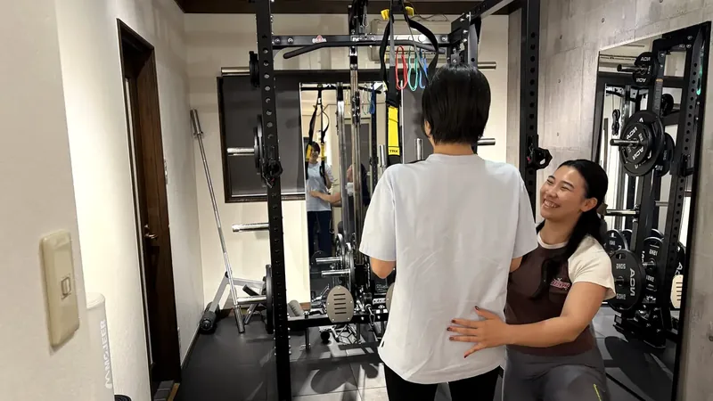 立ち姿勢を確認しながら行うトレーニングの様子