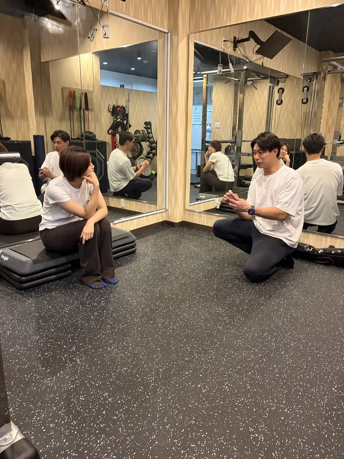 FIT STAGEのトレーナーが、目標や体の不安を聞き取るカウンセリングの様子