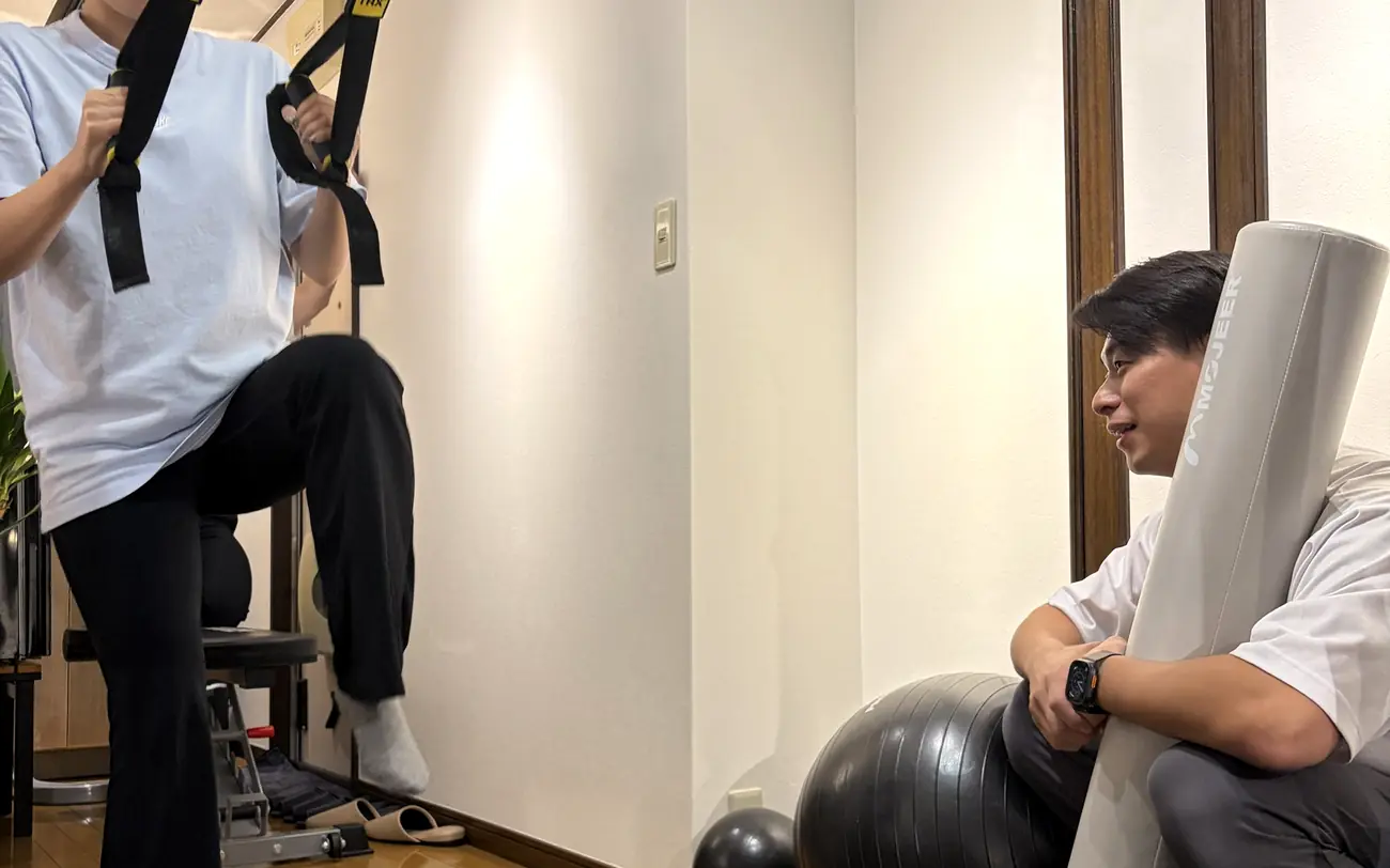 TRXサスペンショントレーナーを使って片脚でバランスを取る様子 — FIT STAGE江坂店