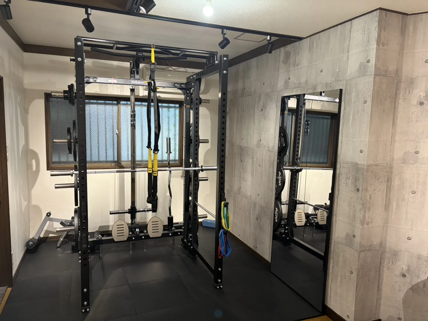 FIT STAGE江坂店の店内 — EVOLGEARパワーラックとTRXを備えた完全個室トレーニングルーム