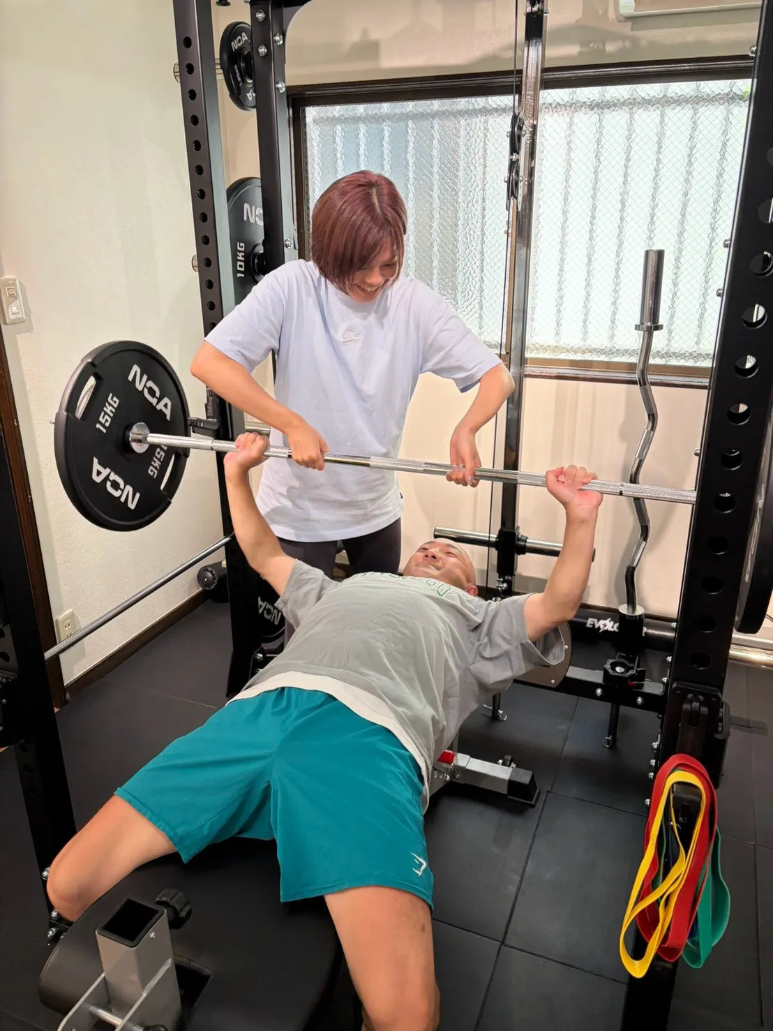 ベンチプレスの補助をする様子 — FIT STAGE江坂店