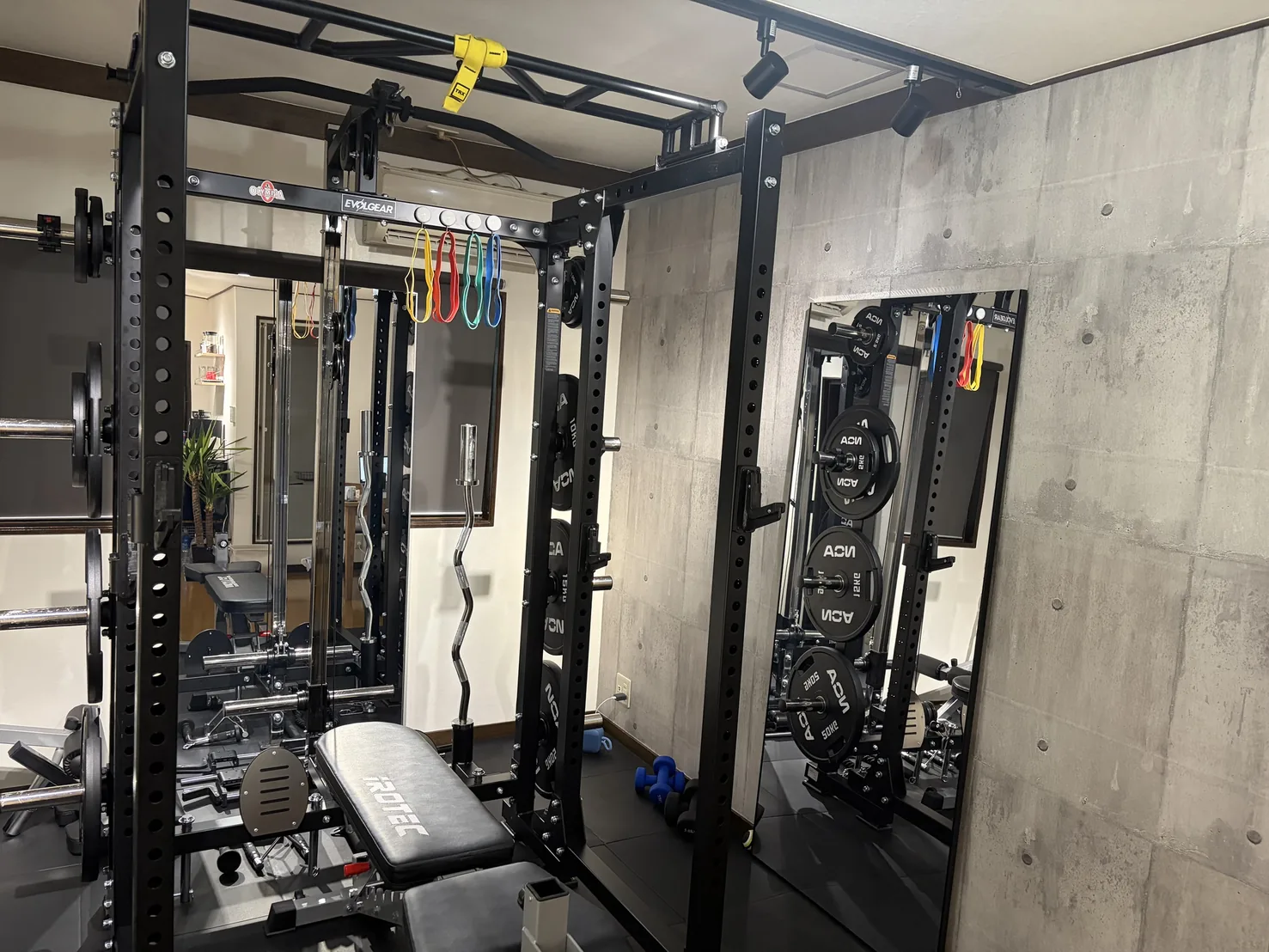 EVOLGEAR製パワーラックとベンチ、鏡を備えた完全個室のトレーニングルーム — FIT STAGE江坂店