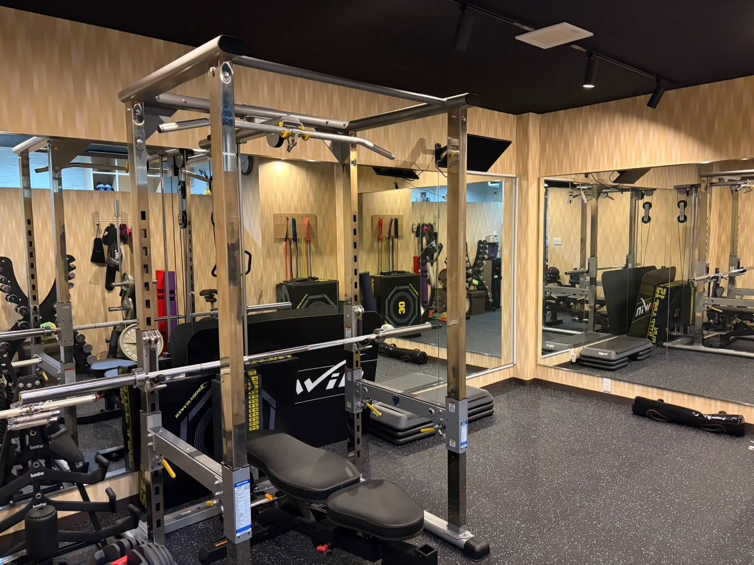 FIT STAGE 庄内店のトレーニングフロア。ラックとミラー
