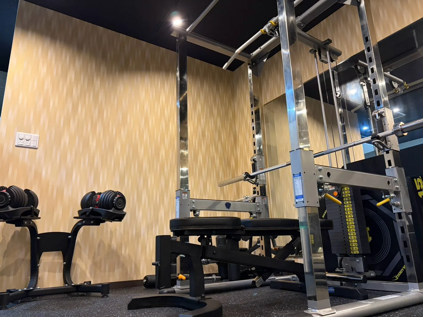 FIT STAGE 庄内店のマシンエリア。スミスマシンと可変式ダンベル