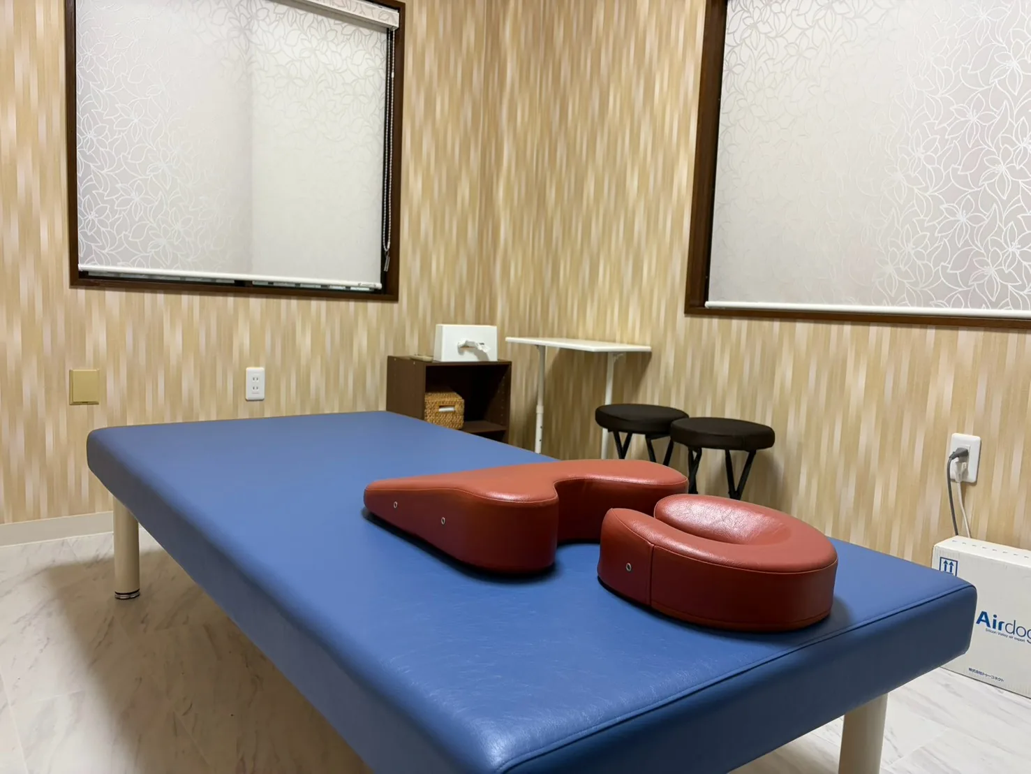 FIT STAGE 庄内店のストレッチ用ベッドを備えた個室
