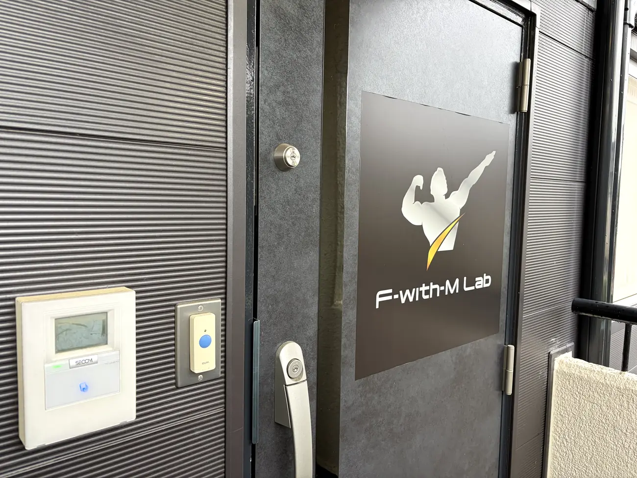 FIT STAGE 曽根城山店の入口ドア。「F-with-M Lab」の表示が目印