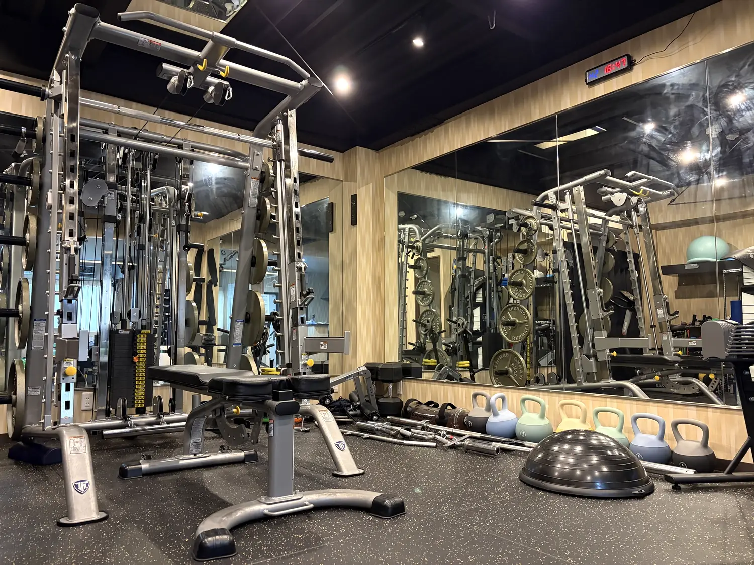 FIT STAGE 曽根城山店のトレーニングフロア全景。スミスマシン、ケトルベル、BOSU、ミラー