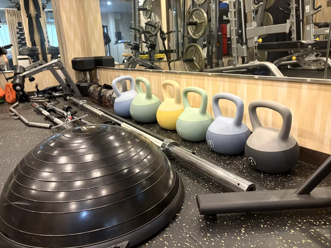 FIT STAGE 曽根城山店のケトルベル(4kg〜12kg)とBOSU、バーベル・EZバー