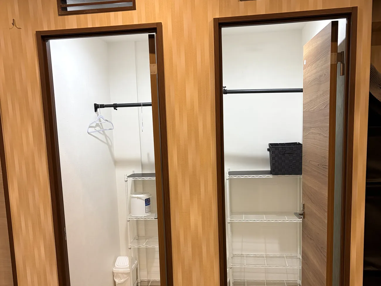 FIT STAGE 曽根城山店の個室更衣室。ハンガーラックと棚を備えた2室